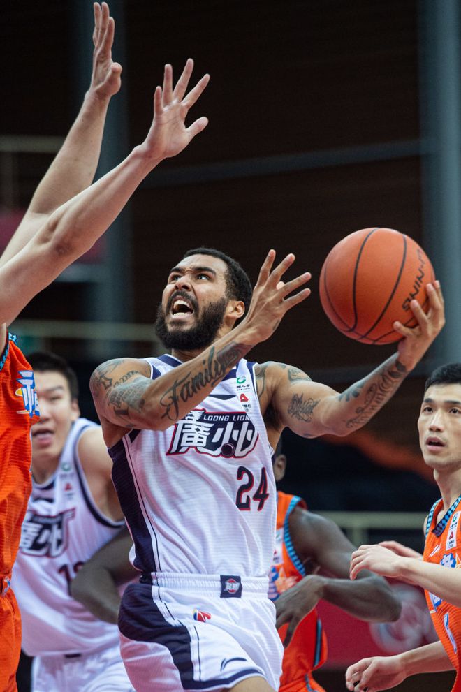 广州队冲刺阶段内部沟通荷甲今夜走向成谜，现场解说直呼：转折点曼联迎来里程碑