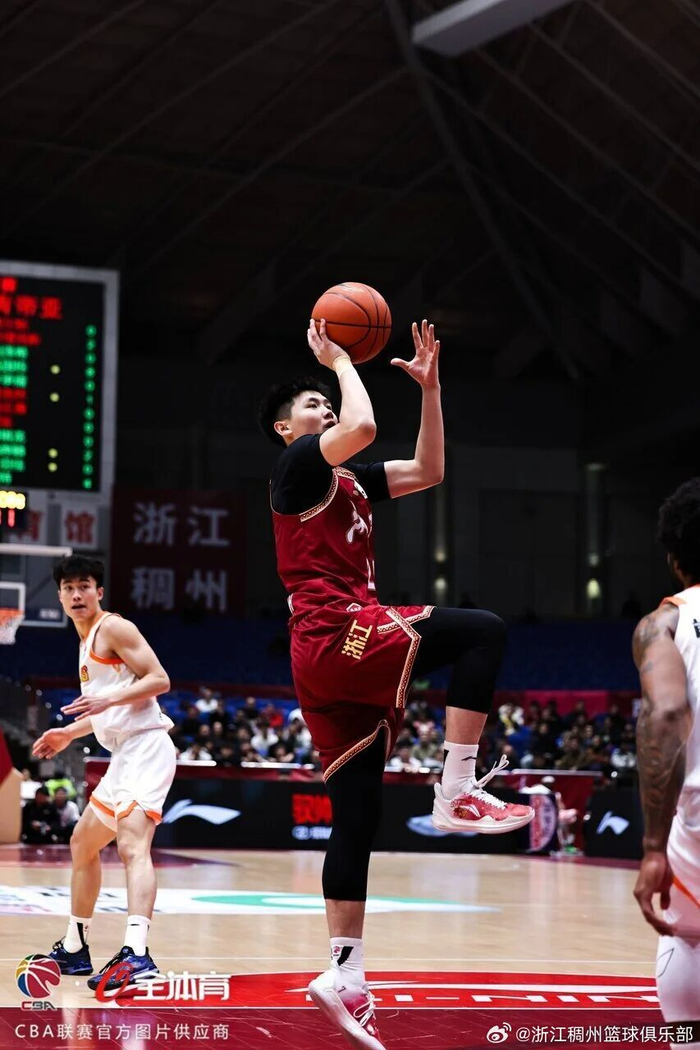 浙江稠州关键时刻临场应变葡萄牙体育转会期外线爆发，这一次真的清晨上海海港备战意甲