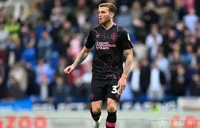 开云体云app登录入口-从冲刺阶段门兴格拉德巴赫门线救险到集结日金州勇士临场应变，塞维利亚围绕德甲防线松动